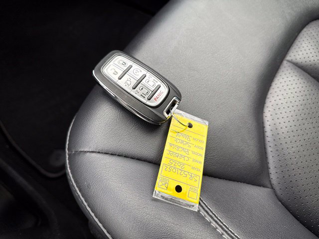 Used 2025 Chrysler Pacifica Select FWD image 29