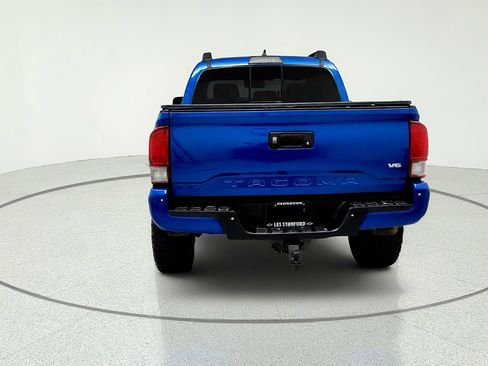 Used 2017 Toyota Tacoma TRD Sport AWD/4WD image 4