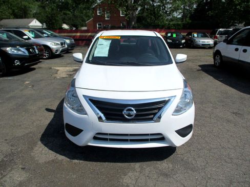 Used 2018 Nissan Versa SV image 3