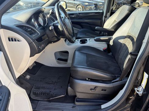 Used 2019 Dodge Grand Caravan SXT image 4