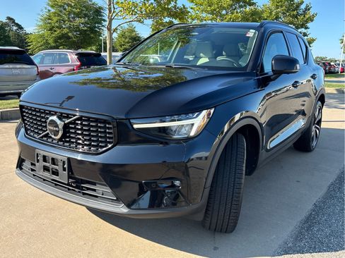Used 2023 Volvo XC40 B5 Plus w/ Protection Package Premier AWD/4WD image 5