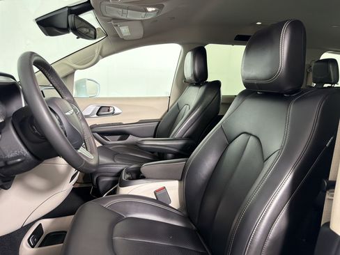 Used 2024 Chrysler Pacifica Touring-L FWD image 4