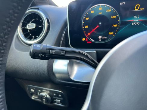 Used 2020 Mercedes-Benz GLB 250 4MATIC w/ Premium Package image 35