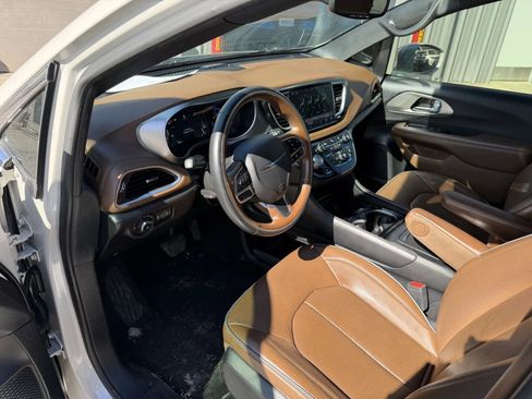 Used 2021 Chrysler Pacifica Limited image 7