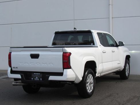 Certified 2025 Toyota Tacoma SR5 AWD/4WD image 6