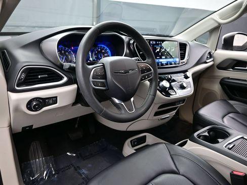 Used 2023 Chrysler Pacifica Touring-L FWD image 16
