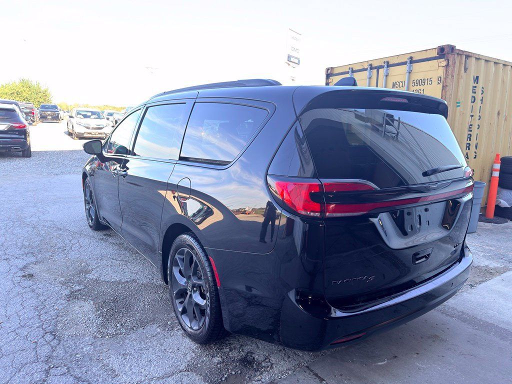 Used 2025 Chrysler Pacifica Limited FWD image 3