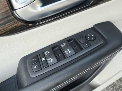 Used 2022 Chrysler Pacifica Limited AWD/4WD image 36