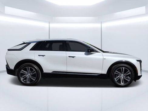 Used 2024 Cadillac Lyriq Luxury RWD image 2
