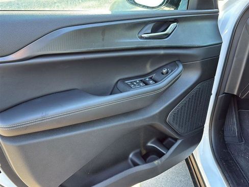 New 2025 Jeep Grand Cherokee Altitude image 11