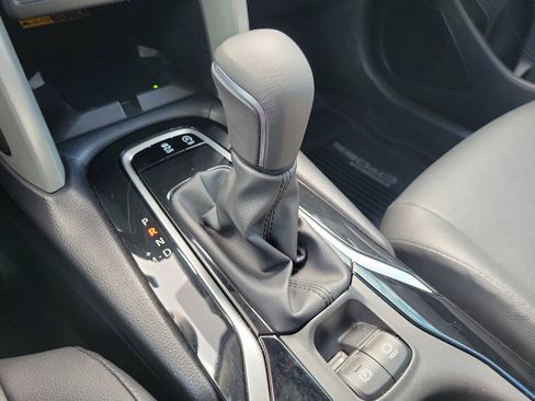 Used 2025 Toyota Corolla Cross XLE w/ Convenience Package image 28