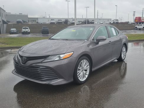 Certified 2018 Toyota Camry XLE image 2