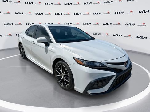 Used 2024 Toyota Camry SE w/ Convenience Package FWD image 1