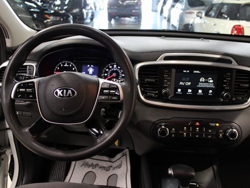 Used 2020 Kia Sorento LX image 17