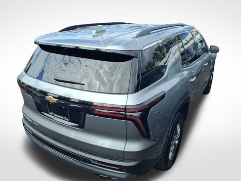 Used 2025 Chevrolet Traverse LT w/ Driver Confidence Package image 5