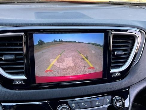 Used 2025 Chrysler Pacifica Select FWD image 14