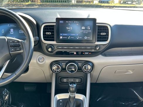 Used 2024 Hyundai Venue SEL image 18