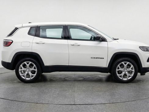 Used 2025 Jeep Compass Latitude AWD/4WD image 8