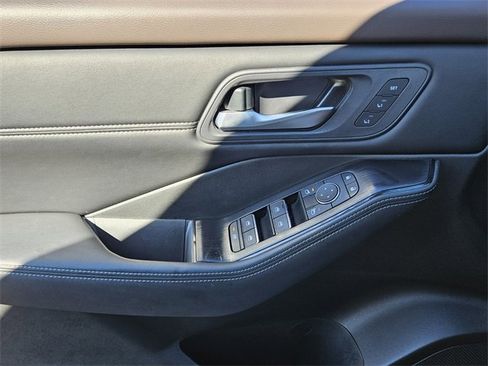 Used 2023 Nissan Rogue SL w/ SL Premium Package image 32