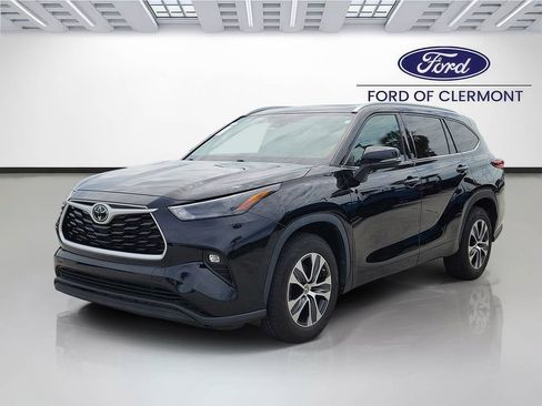 Used 2022 Toyota Highlander XLE FWD image 2