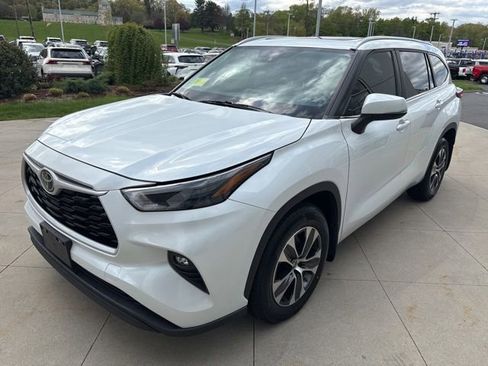 Used 2023 Toyota Highlander XLE AWD/4WD image 3