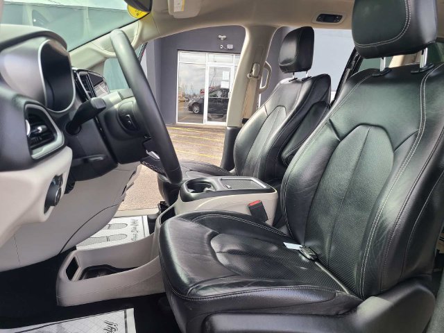 Used 2022 Chrysler Pacifica Touring-L FWD image 15