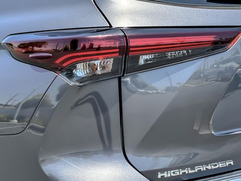 Certified 2024 Toyota Highlander Limited FWD image 27