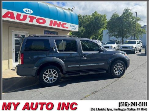 Used 2011 Nissan Pathfinder LE w/ Navigation Pkg AWD/4WD image 3