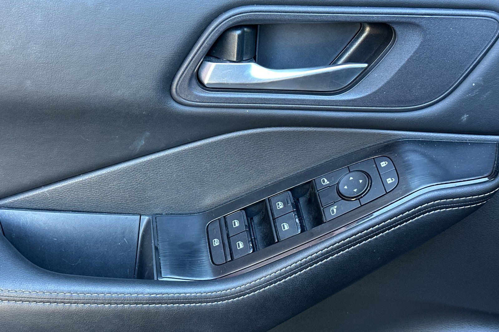 Used 2025 Nissan Rogue SV FWD image 14