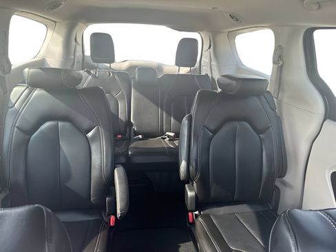 Used 2023 Chrysler Pacifica Touring-L FWD image 21