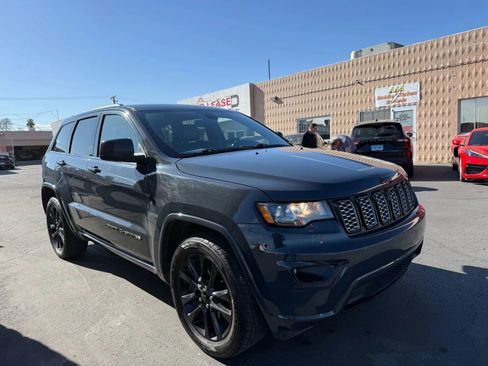 Used 2018 Jeep Grand Cherokee Altitude image 4
