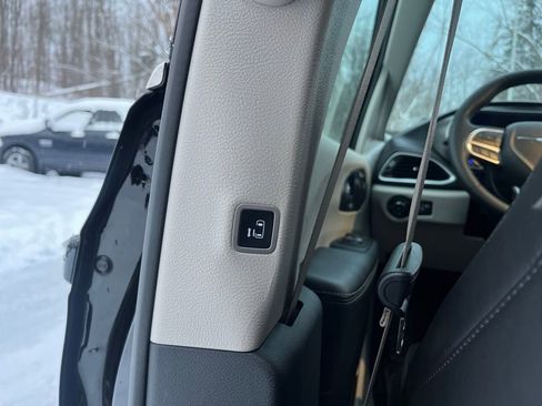 Used 2024 Chrysler Pacifica Touring-L image 31