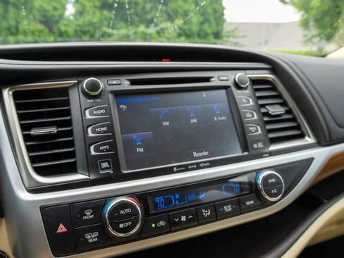 Used 2019 Toyota Highlander Limited FWD image 31