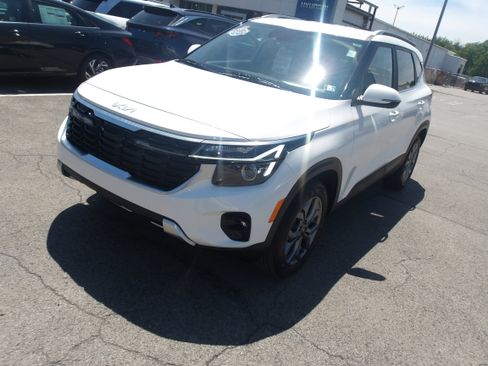Used 2024 Kia Seltos S AWD/4WD image 3