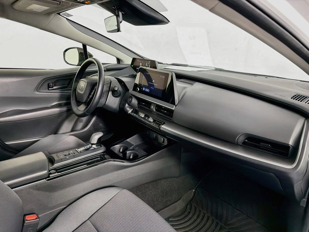 Used 2025 Toyota Prius LE FWD image 31