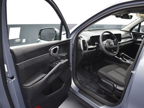 Used 2025 Kia Sorento LX image 8