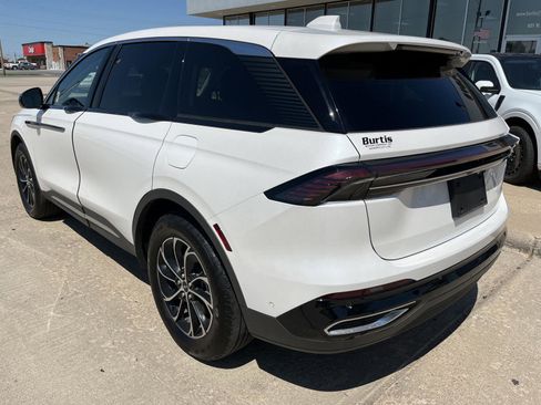 Used 2024 Lincoln Nautilus Premier image 8