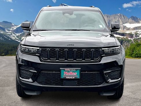 Used 2024 Jeep Grand Cherokee Altitude AWD/4WD image 3