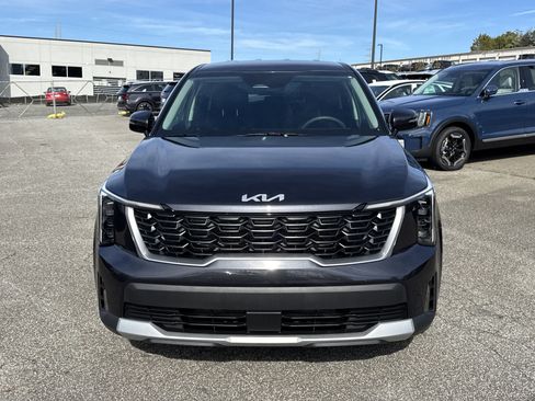 Certified 2025 Kia Sorento LX image 2