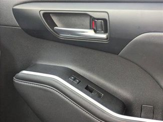 Used 2022 Toyota Highlander XLE video 2