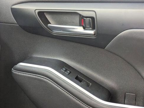 Used 2022 Toyota Highlander XLE image 2