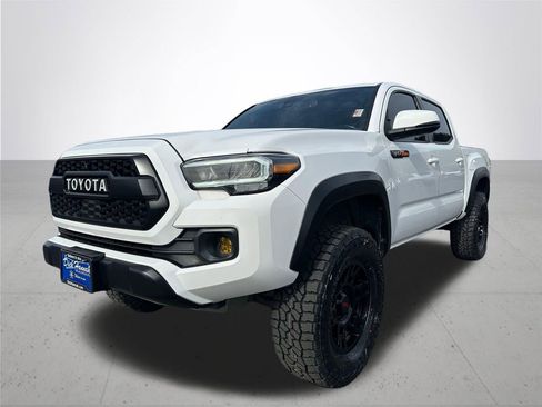 Used 2020 Toyota Tacoma TRD Off-Road w/ TRD Premium Off Road Package AWD/4WD image 2