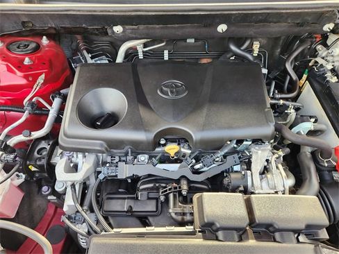 Used 2021 Toyota RAV4 LE image 9
