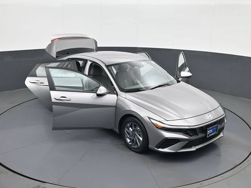 Certified 2024 Hyundai Elantra SEL FWD image 30