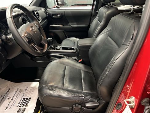 Used 2019 Toyota Tacoma TRD Sport AWD/4WD image 11