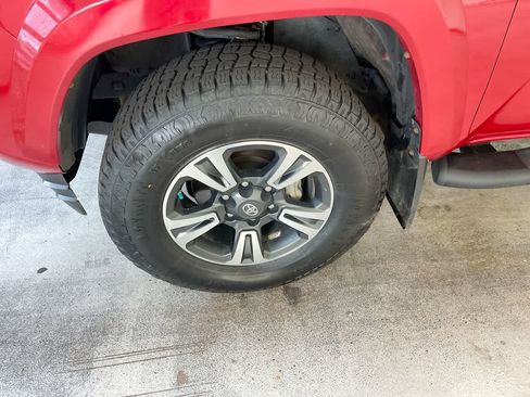 Used 2019 Toyota Tacoma TRD Sport w/ TRD Premium Sport Package AWD/4WD image 10