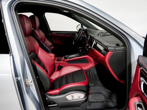 Used 2022 Porsche Macan GTS w/ Sport Chrono Package image 28