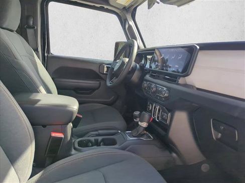 Used 2025 Jeep Gladiator Sport image 19