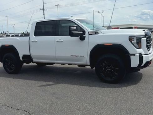 Used 2025 GMC Sierra 2500 AT4 AWD/4WD image 2