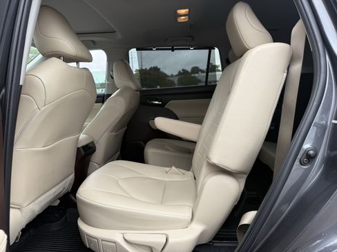 Used 2022 Toyota Highlander XLE image 15